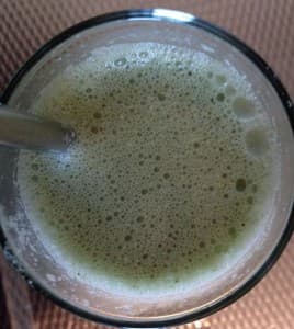 Spinazie-berries-smoothie in een glas